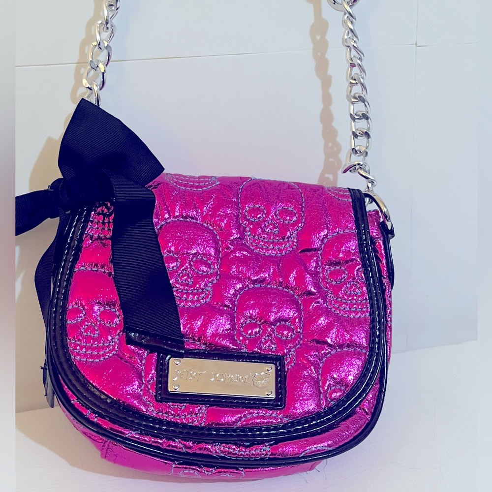 Betsey Johnson skull metallic pink crossbody bag. This bag is NWT